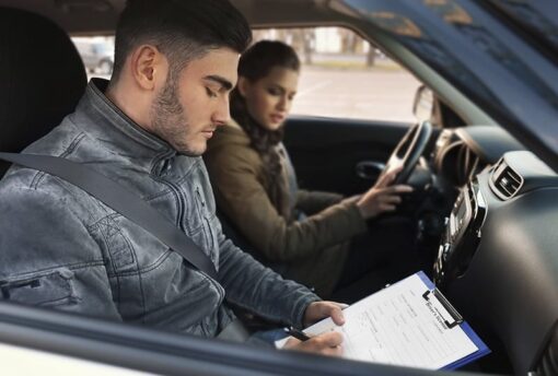 Instructor y conductora durante una evaluación de preparación al volante